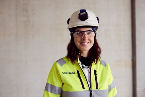 Sandra Falck, Skanskas miljösamordnare på byggarbetsplatsen, förklarar att Juvelen ska bli Nordens mest hållbara byggnad.