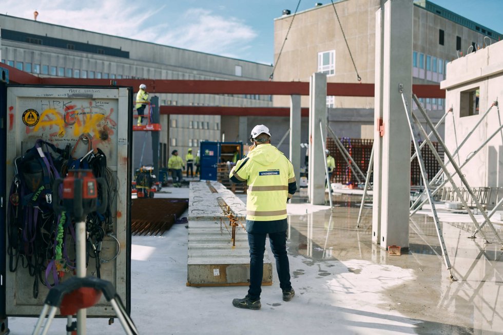 H-huset, nya delen till Unversitetsjukhuset i Örebro, där Strängbetong monterar stommen. 