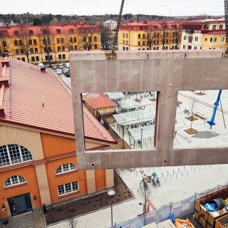 Fasadelement från Strängbetong på väg upp, på projektet Celsius i Uppsala.