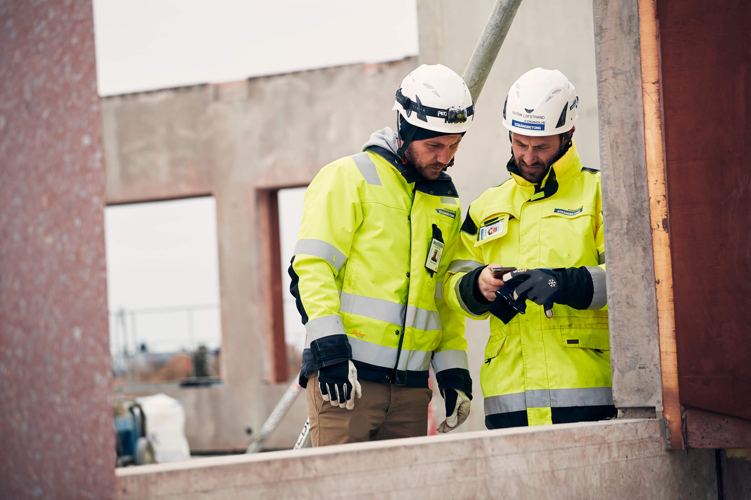 Byggarbetare som monterar en hallbyggnad, något som finns i Strängbetongs utbud av byggsystem.