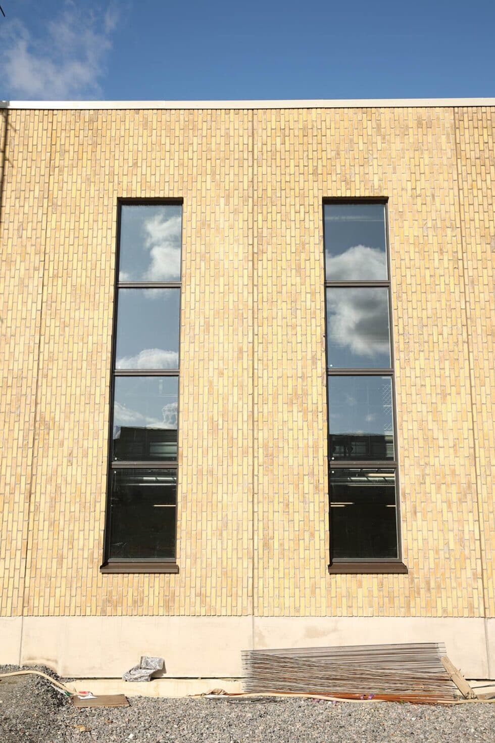 Sårvagnsdepå Ringöns byggnad består av glas, tegel och perforerad plåt.